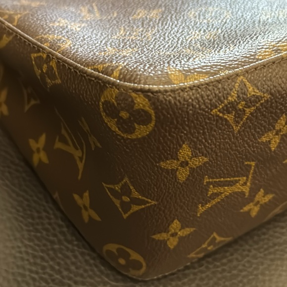 Louis Vuitton Looping MM Monogram Shoulder Bag - Picture 10 of 16